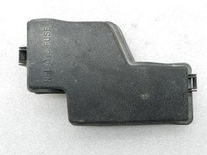 Toyota Yaris oriģinālais drošinātāju kastes vāciņš 826620D720