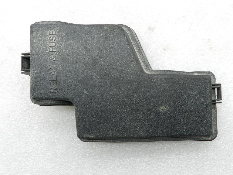 Toyota Yaris oriģinālais drošinātāju kastes vāciņš 826620D720