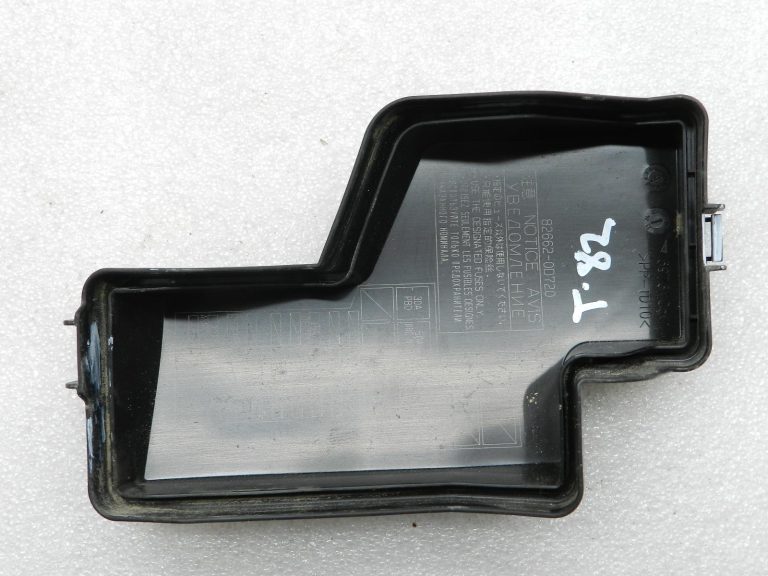 Toyota Yaris oriģinālais drošinātāju kastes vāciņš 826620D720