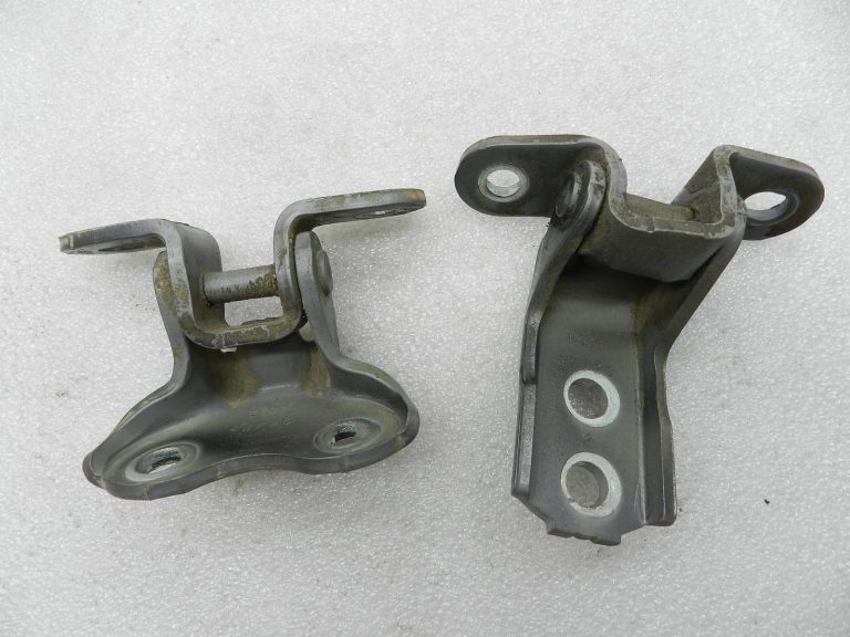 „Toyota Yaris“ oriģinālais priekšējās kreisās puses durvju eņģu komplekts 1G3 Magnetic Gray Metallic
