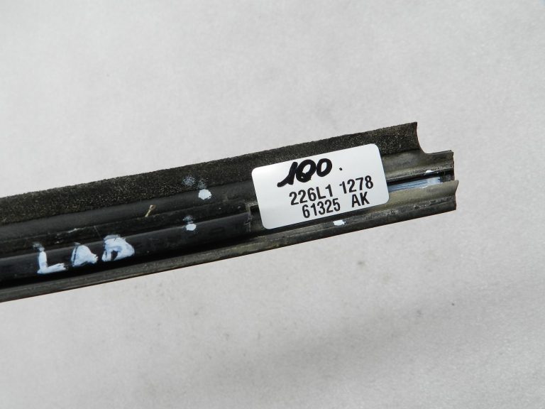 Toyota Yaris oriģinālā loga apdare, aizmugurējā labā puse, 68180K0010