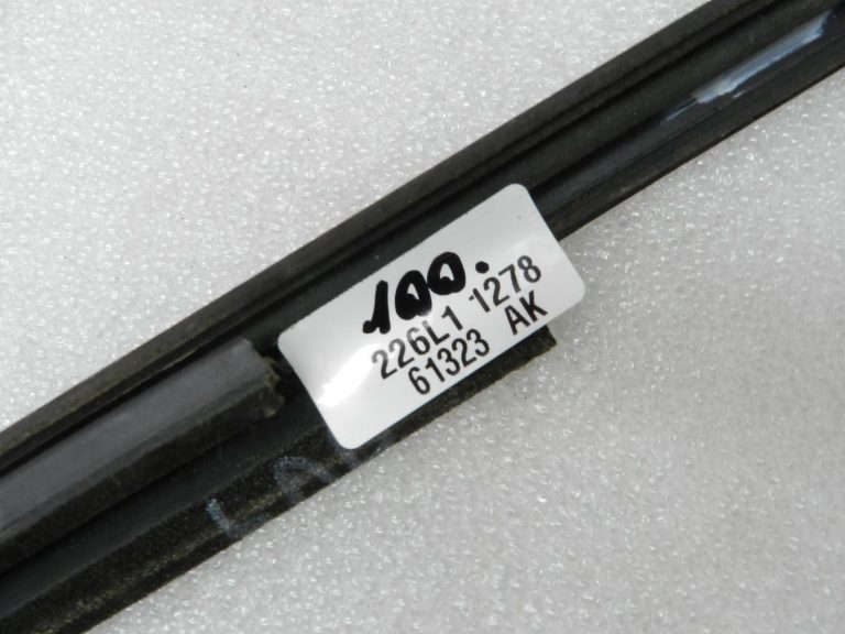 Toyota Yaris oriģinālā loga apdare – dekoratīvā līste priekšā labajā pusē 68160K0010