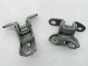 „Toyota Yaris“ oriģinālais priekšējās labās puses durvju eņģu komplekts 1G3 Magnetic Gray Metallic