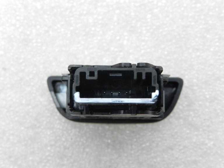 Toyota Yaris oriģinālais avārijas gaismas slēdzis 843320D220