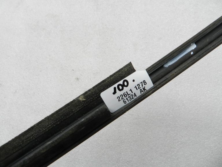 Toyota Yaris oriģinālā loga apdare, priekšējā kreisā puse 68210K0010