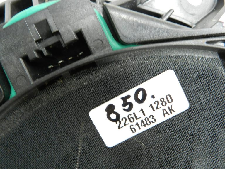 BMW G30 520D oriģinālais subwoofer skaļrunis labajā pusē 65139395862
