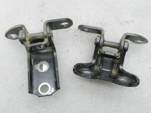 „Toyota Yaris“ oriģinālais aizmugurējās labās puses durvju eņģu komplekts 1G3 Magnetic Gray Metallic