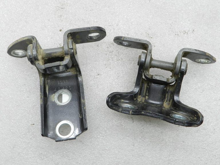 „Toyota Yaris“ oriģinālais aizmugurējās labās puses durvju eņģu komplekts 1G3 Magnetic Gray Metallic