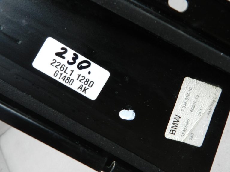 BMW G30 520D oriģinālā apdare B-stabiņam, aizmugurējās durvis, labā puse 51357336976