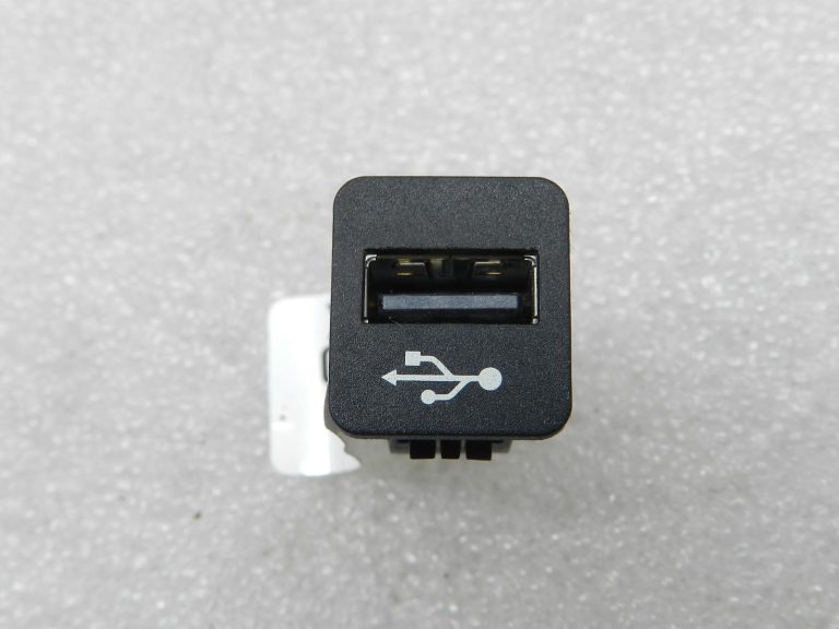 BMW G30 520D oriģinālā USB ligzda 84109229294