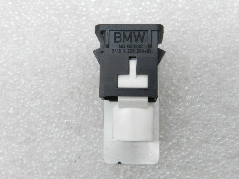 BMW G30 520D oriģinālā USB ligzda 84109229294