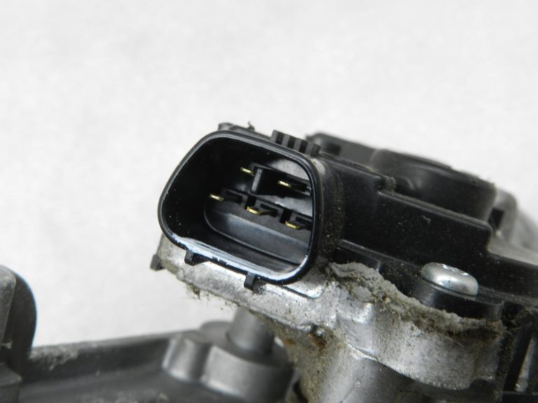 Toyota Yaris oriģinālais stikla tīrītāju motors 85110k0120 85150K0030
