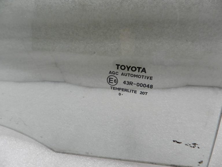 Toyota Yaris oriģinālais aizmugurējais labais durvju stikls