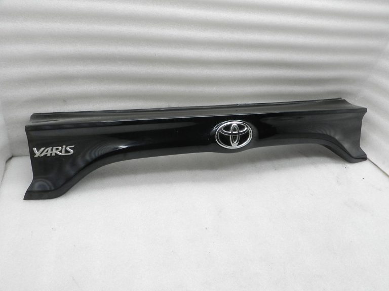 Toyota Yaris oriģinālā aizmugurējā durvju pārsega apdare 76801K0010