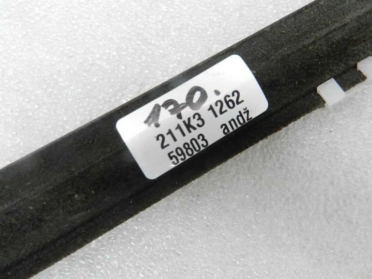 Nissan Qashqai oriģinālā loga šahtas blīvējuma lieta – aizmugurējā labā puse 82820JD00A