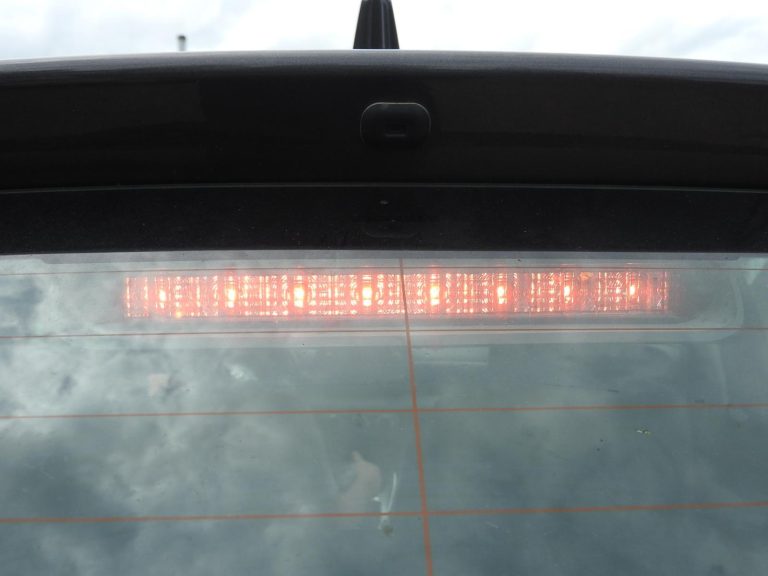 Toyota Yaris oriģinālais aizmugurējais bremžu lukturis 81006K0020