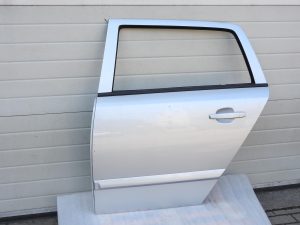Opel Astra H Caravan durvis aizmugurējās kreisās Z157 sudraba 2AU 13168045