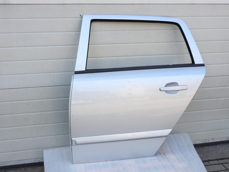 Opel Astra H Caravan durvis aizmugurējās kreisās Z157 sudraba 2AU 13168045