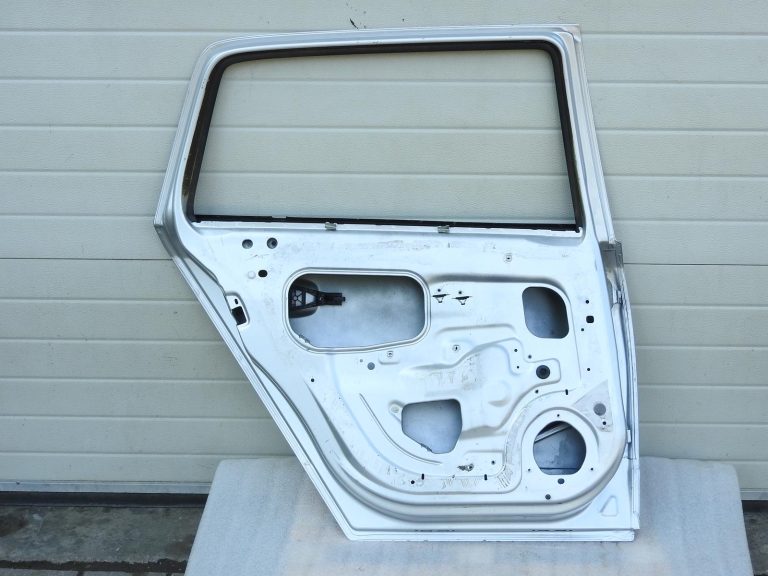 Opel Astra H Caravan durvis aizmugurējās kreisās Z157 sudraba 2AU 13168045