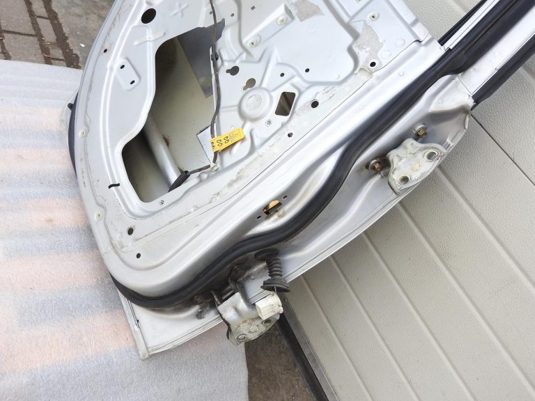 Daewoo Tacuma Rezzo aizmugurējās kreisās durvis 92U sudraba 96386725