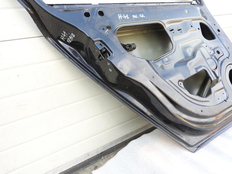 Opel Astra H hečbeks aizmugurējās kreisās durvis Z20R melna 13162876