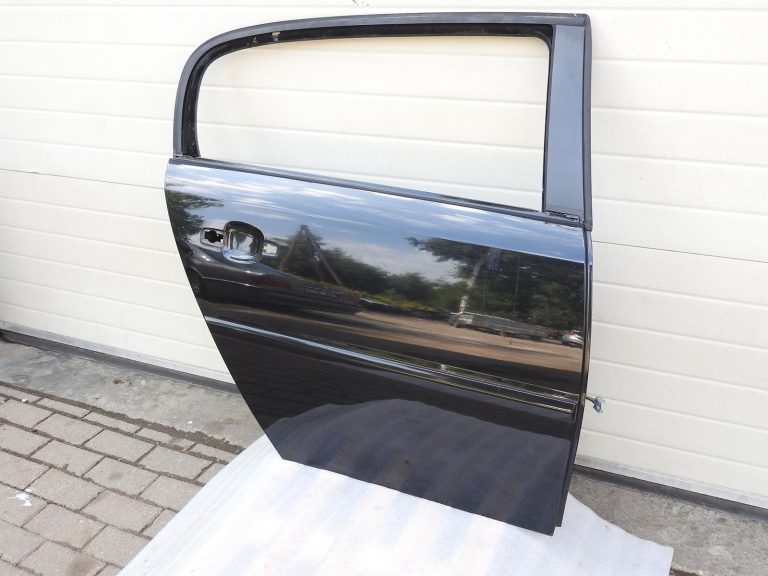 Opel Signum aizmugurējās labās durvis melnas 93173924 2002-2008 20R 2HU Z20R