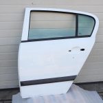 Opel Astra H hečbeks aizmugurējās kreisās durvis balta 13162876 04-10