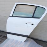 Opel Astra H hečbeks aizmugurējās kreisās durvis balta 13162876 04-10