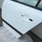 Opel Astra H hečbeks aizmugurējās kreisās durvis balta 13162876 04-10