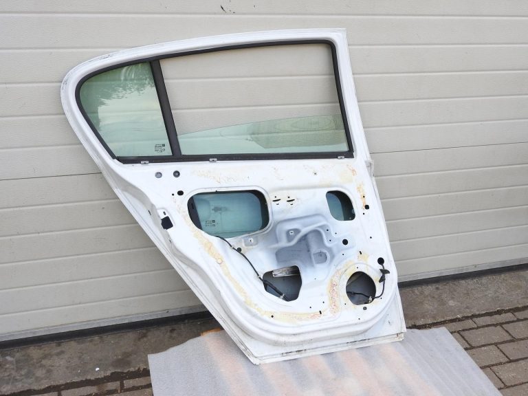 Opel Astra H hečbeks aizmugurējās kreisās durvis balta 13162876 04-10