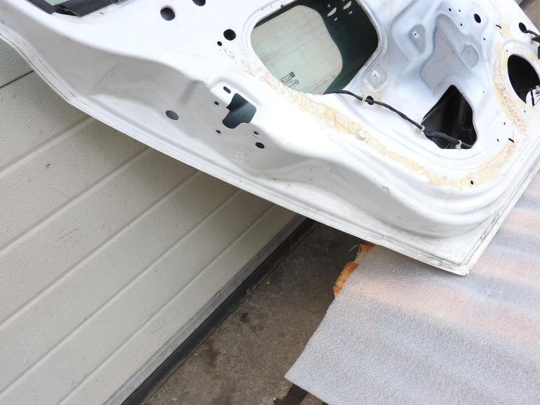 Opel Astra H hečbeks aizmugurējās kreisās durvis balta 13162876 04-10