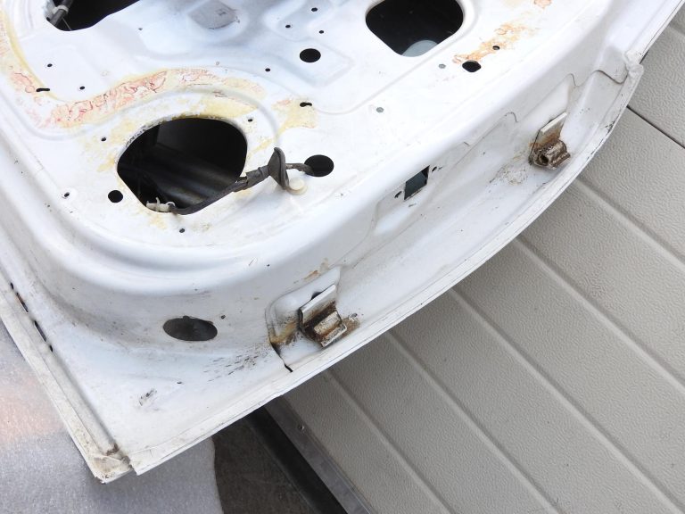 Opel Astra H hečbeks aizmugurējās kreisās durvis balta 13162876 04-10