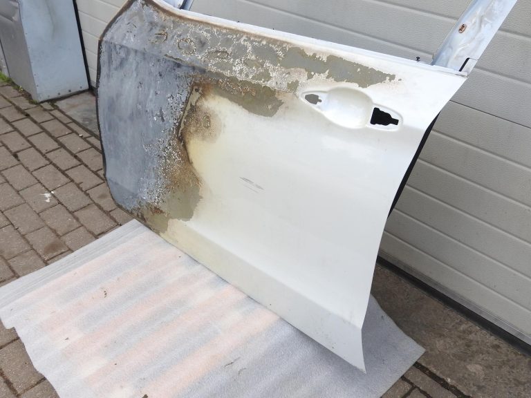 BMW X5 F15 priekšējās kreisās durvis A96 Mineralweiss balta 41517386737