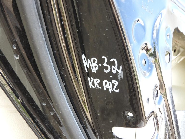 Mercedes C-Class W205 sedans aizmugurējās kreisās durvis 197 melna
