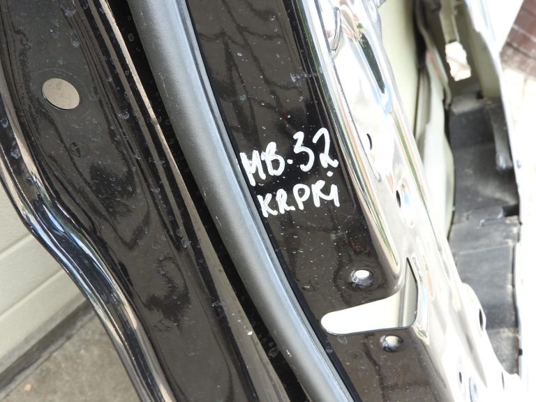 Mercedes C-Class W205 sedans priekšējās kreisās durvis 197 melna