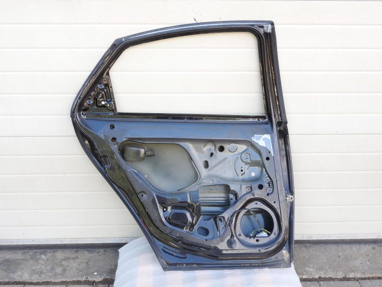 Opel Vectra C hečbeks aizmugurējās kreisās durvis melna 93171451 93175839 13140147 9228871