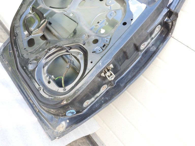 Opel Vectra C hečbeks aizmugurējās kreisās durvis melna 93171451 93175839 13140147 9228871