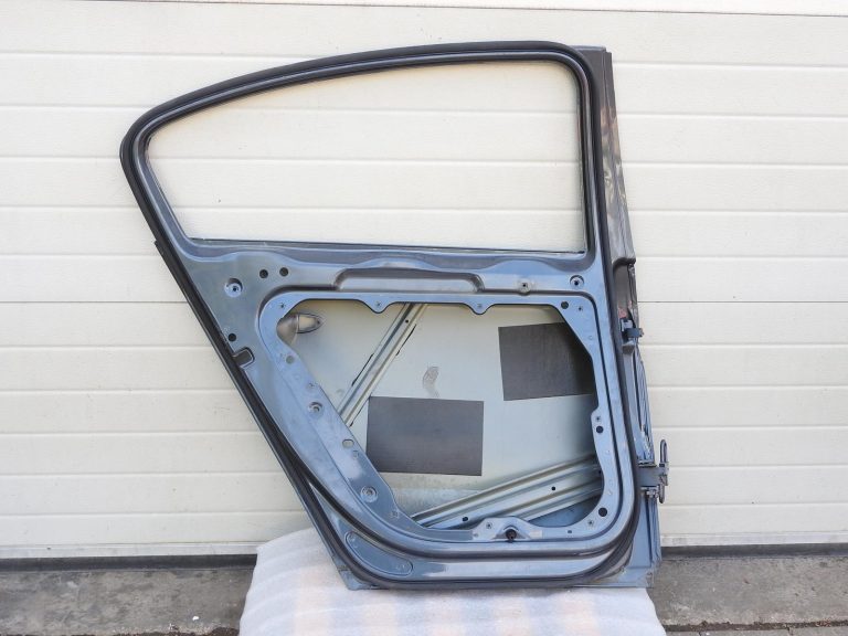 VW Passat B7 sedans aizmugurējās kreisās durvis K7X 3AE833055 10-14