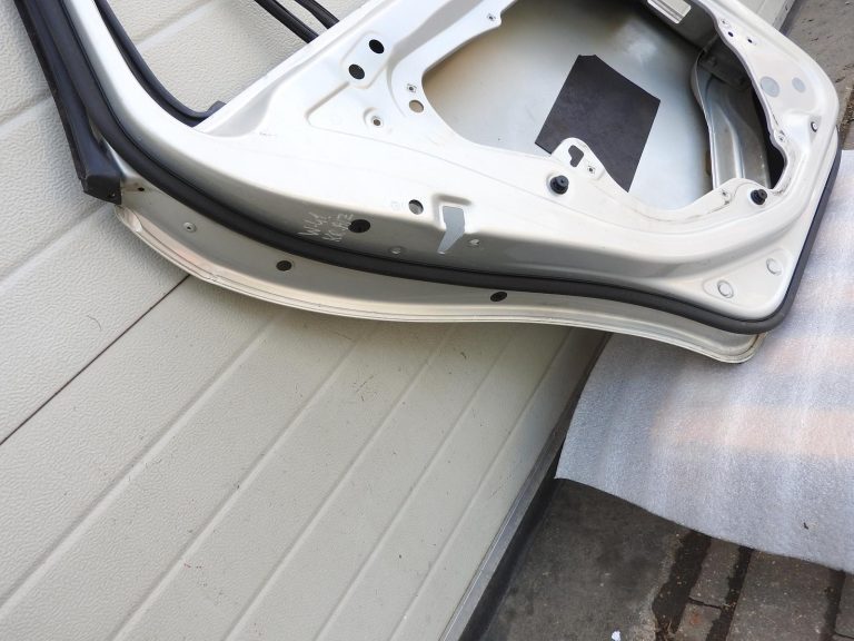 VW Golf 6 universālis aizmugurējās kreisās durvis R7L 1K9833055 1K9833055B 09-13