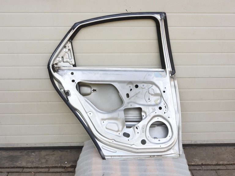 Opel Vectra C hečbeks aizmugurējās kreisās durvis 157 93175839 13140147 02-08