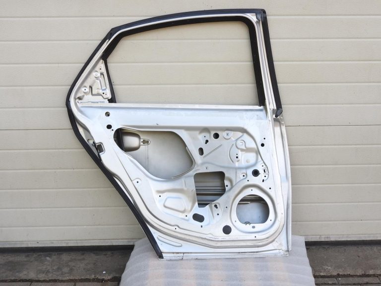 Opel Vectra C hečbeks aizmugurējās kreisās durvis 157 93175839 13140147 02-08