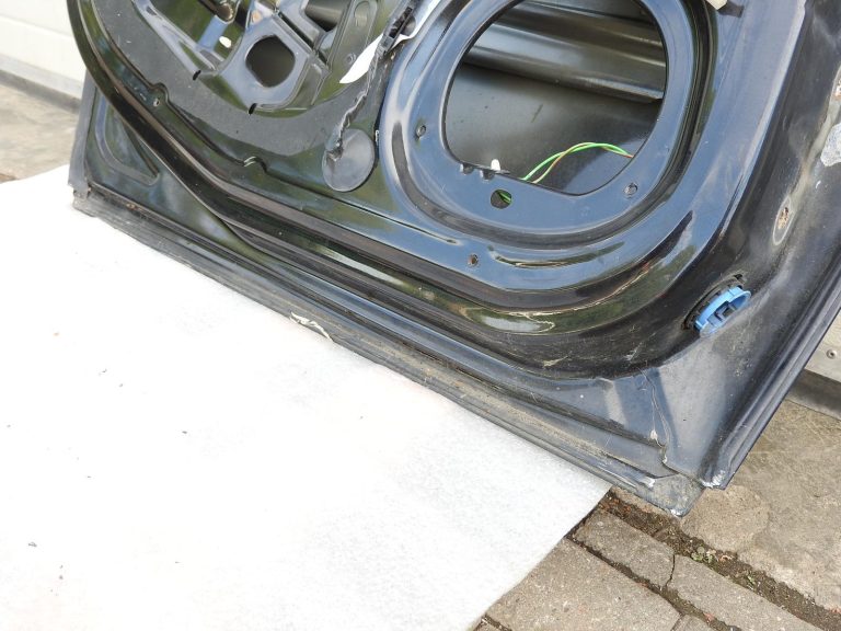 Opel Vectra C universālis aizmugurējās kreisās durvis melnas 93177999