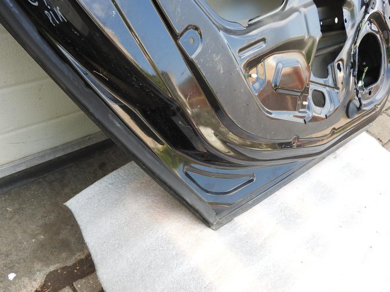 Opel Vectra C universālis aizmugurējās kreisās durvis melnas 93177999