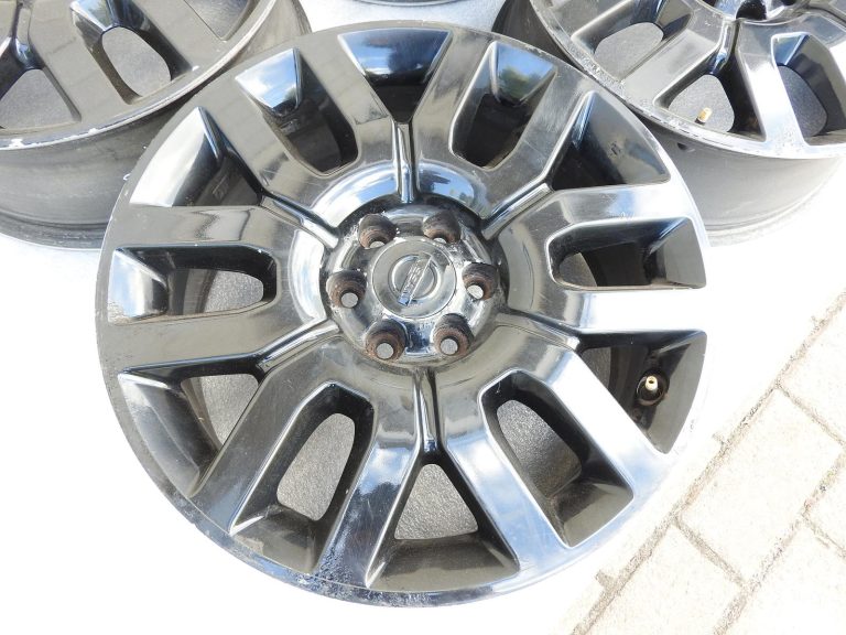 4x oriģināli Nissan Navara D40 Pathfinder R51 vieglmetāla diski R18 7J ET30 403005X60A