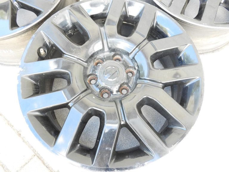4x oriģināli Nissan Navara D40 Pathfinder R51 vieglmetāla diski R18 7J ET30 403005X60A