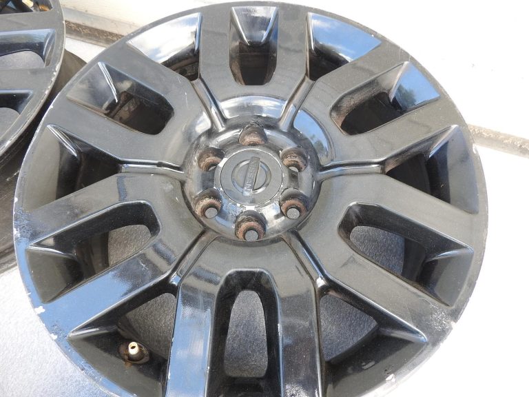 4x oriģināli Nissan Navara D40 Pathfinder R51 vieglmetāla diski R18 7J ET30 403005X60A