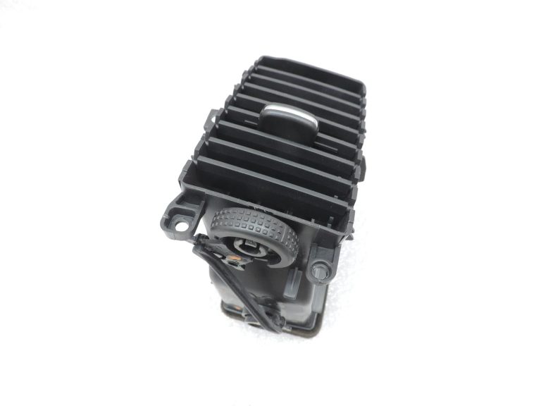 Nissan Navara II D40 centrālā konsole, gaisa padeves sprausla labajā pusē pa vidu 687505X00A