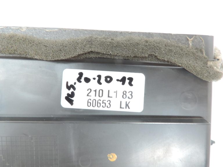 Nissan Navara II D40 centrālā konsole, gaisa padeves sprausla labajā pusē pa vidu 687505X00A