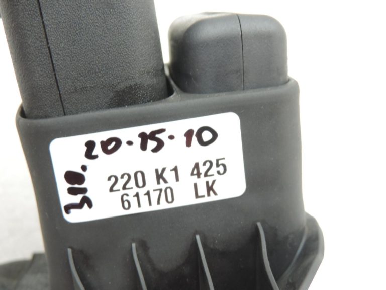 Toyota Corolla E21 drošības jostas sprādze aizmugurē labajā pusē 7338002110