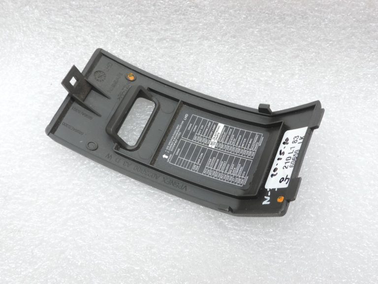 „Nissan Navara II D40“ drošinātāju kārbas vāciņš 68964EB301